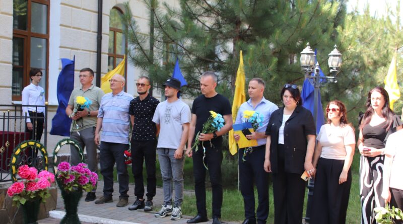 У БОЛГРАДІ ВІДКРИЛИ МЕМОРІАЛЬНУ ДОШКУ НА ЧЕСТЬ ПОЛЕГЛОГО ГЕРОЯ ОЛЕКСАНДРА ШАМШУРІНА.